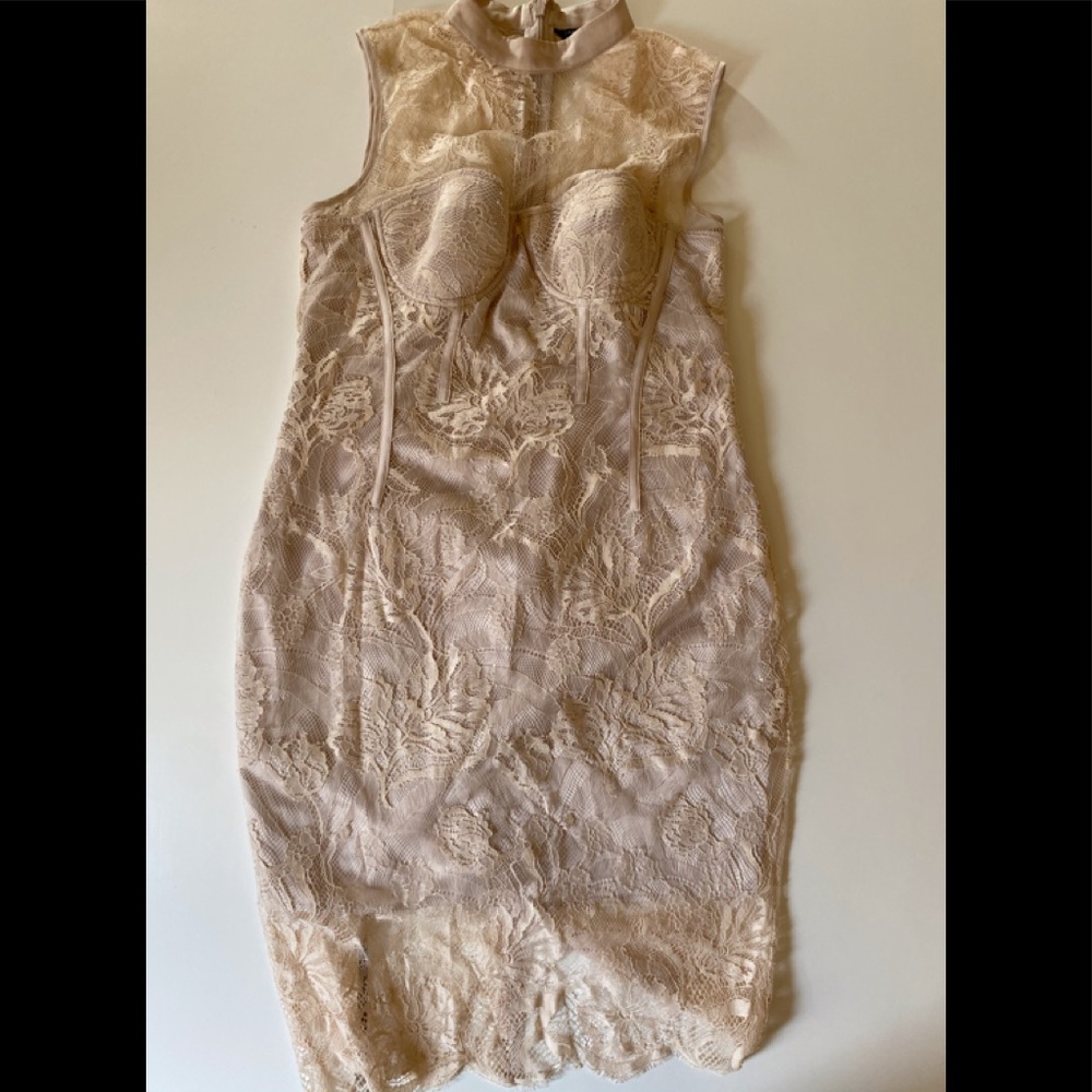 MARCIANO
Nerhu Collar Lace Dress creme/champagne.